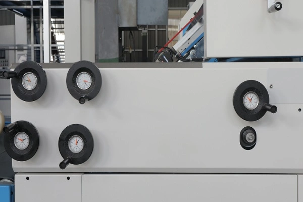 セリウムの盾Zgfm1500が付いている理性的なフル オートのカートン板フルートの薄板になる機械