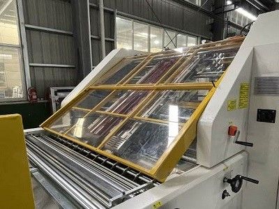 印刷のために避けられるセリウムと自動2200x2200mmのフルートの薄板になる機械